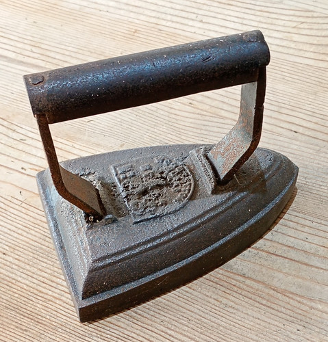 Vintage cast iron sad - or, flat