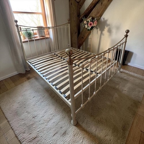 Cream white and brass metal - white,
