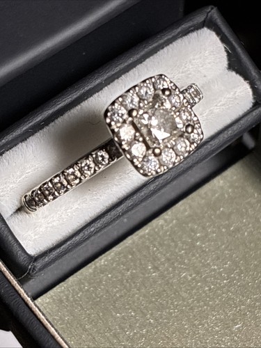 14k white gold leo diamond - gold,