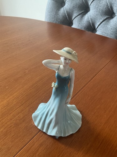 Coalport figurine debutant - figurine,