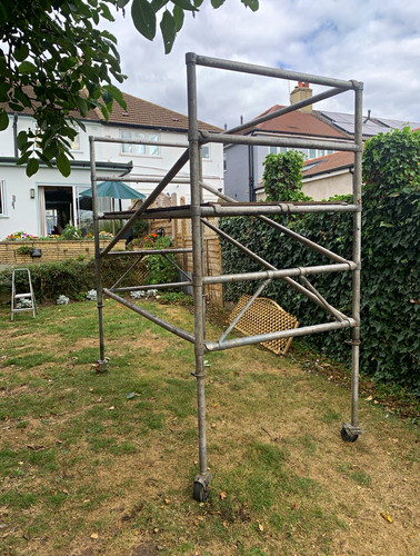 Mobile rolling scaffold tower - mobile,