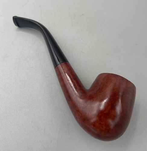 Attractive briar pipe with - ,