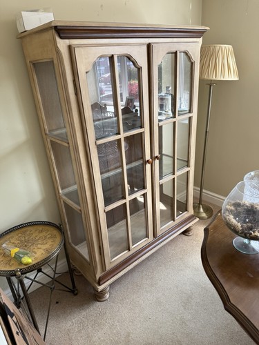 Light oak glass display - light,