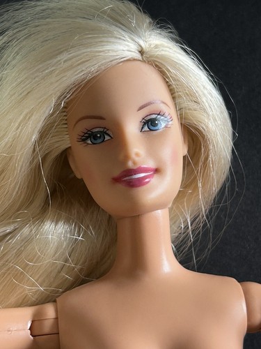 Vintage 2000s barbie - 💛,