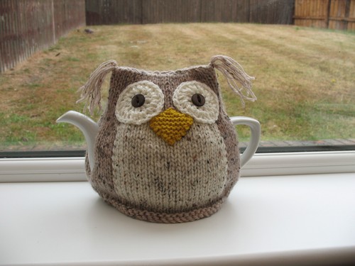 Hand knit owl - tea,