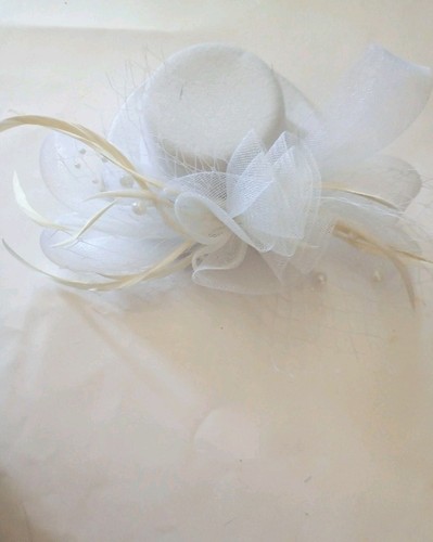 White hat fascinator - white,