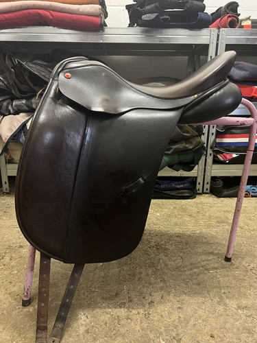 Albion dressage saddle - , 17.5