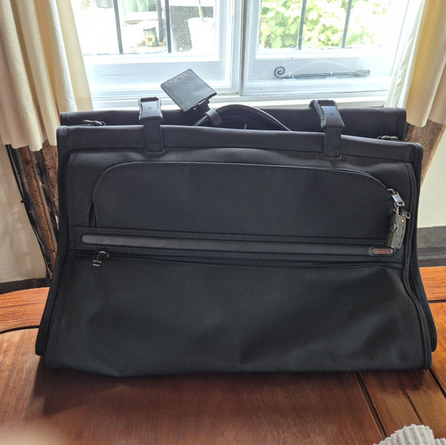 Tumi black alpha trifold bag - trifold,