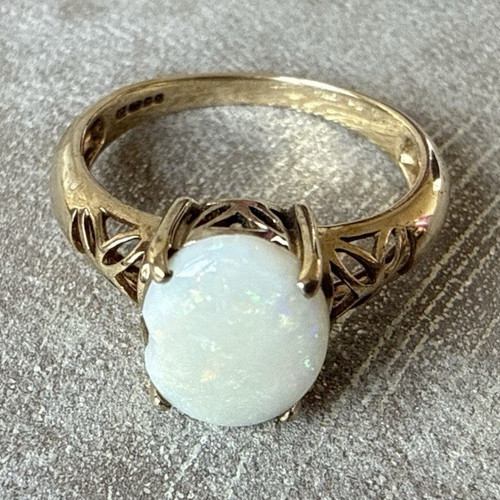 9ct yellow gold - yellow, oval