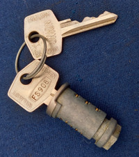 1970-1985 - GENUINE RANGE ROVER CLASSIC GLOVE BOX LOCK BARREL & 2 KEYS - NOS