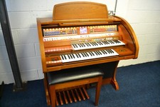 Lowrey Holiday Classic Organ