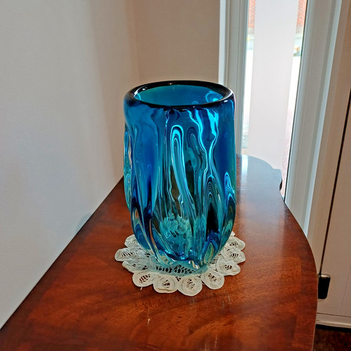 Striking vibrant - ,