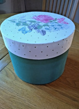HAT BOX DIAMETER 24cm VERSATILE.  DESIGN-FLOWERS & SPOTS CREAM & GREEN USED VGC 