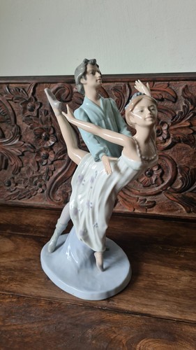 Nao lladro figurine ballet - by,