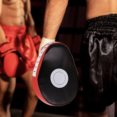 Curved boxing punch - focus, pad