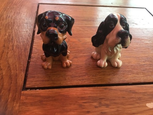 Two small resin dogs - resin, a