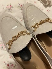 L K Bennett White Mock Crocodile Ladies Shoes 7.5  41 with gold style attachment