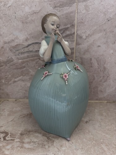 Lladro girl green - dress, flower