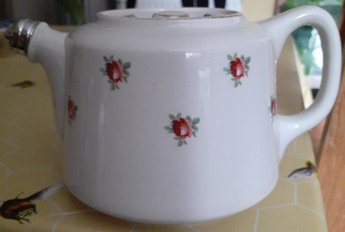 Vintage white tea - white, vitreous