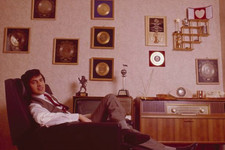 English singer Engelbert Humperdinck posed sitting on a chair at h- 4x6 Photo