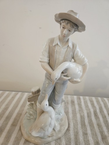 Rare porcelaine figurine boy - rare,