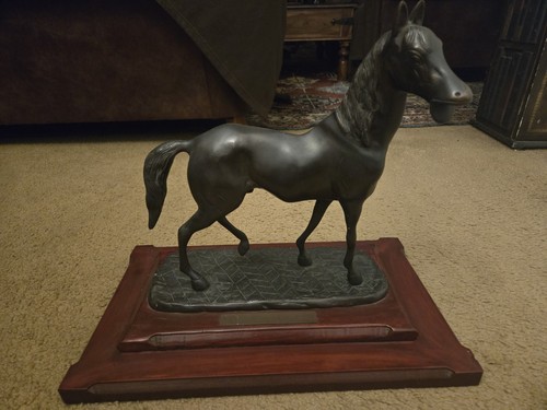 Cheltenham 1954 horse statue - horse,