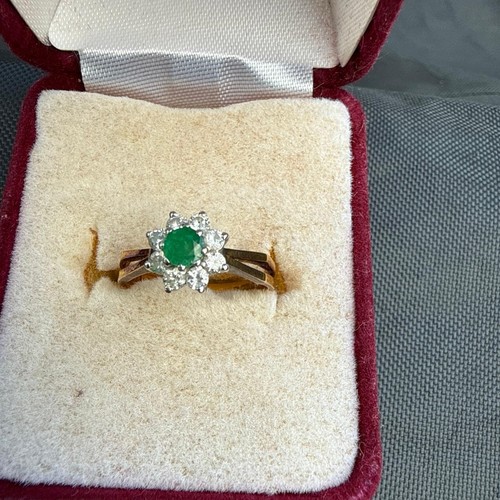 18ct gold ring with - 18ct, emerald