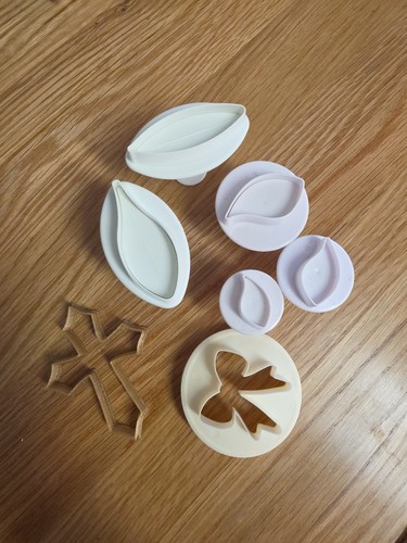 Sugarpaste frangipani veined - frangipani/,
