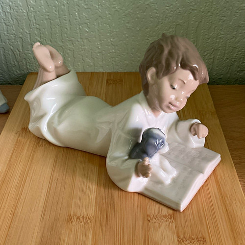 Nao 1285 porcelain boy reading - porcelain,