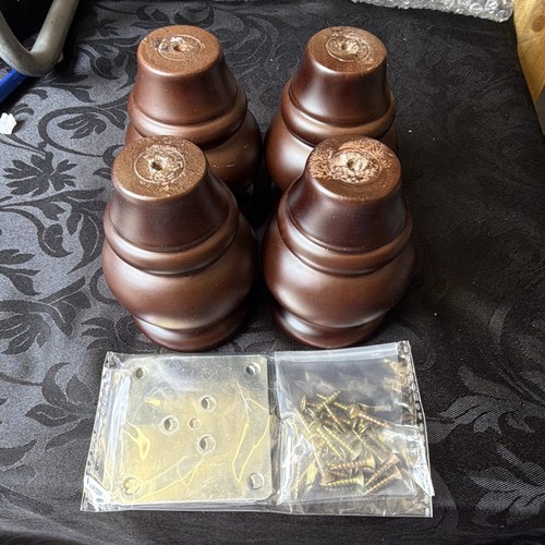 Set brown turned round - turned,
