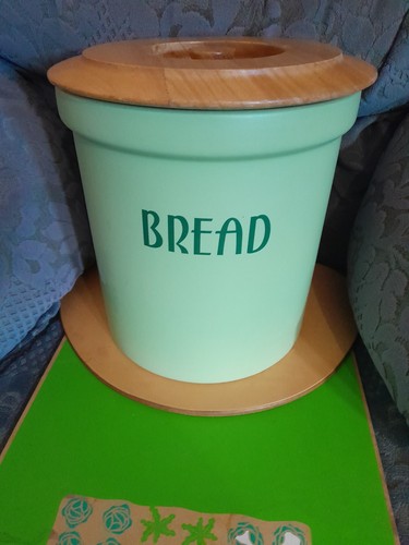 Green cloverleaf bread - t,