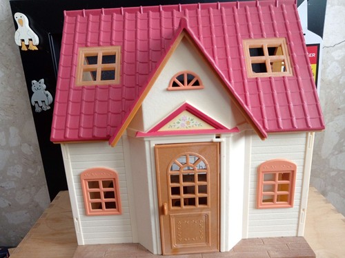 Sylvanian families red - families, roof