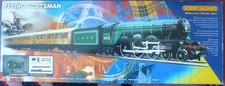 Hornby R823 OO gauge LNER 4472 Flying Scotsman locomotive passenger train set