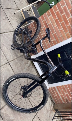 Barely used giant reign bike - barely,
