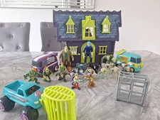 Scooby Doo Haunted House Playset and glow in the dark figures