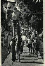 1986 Press Photo Stilt walker