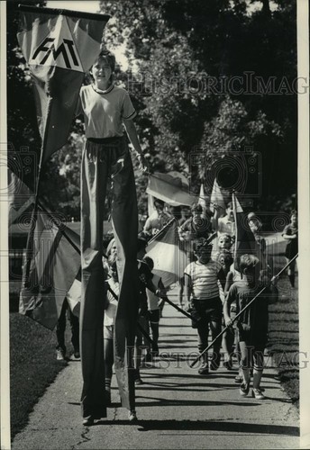 1986 press photo stilt - 1986,