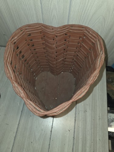 Vtg heart shaped wicker basket - heart,