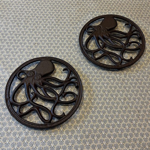 Cast iron round octopus - cast,