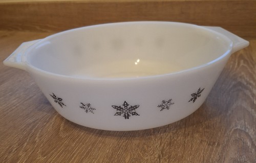 Pyrex white black snowflake - white,