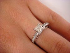 STUNNING 1 CARAT T.W. DIAMOND ENGAGEMENT RING, 14K WHITE GOLD, 4.8 GRAMS SIZE 7