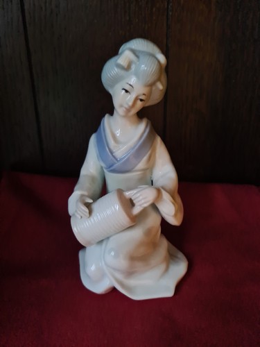 Geisha figurine porcelain - geisha,