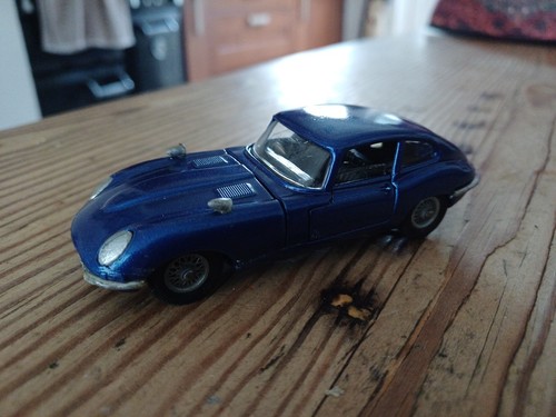 Corgi 335 jaguar - type, 2+2