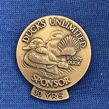 A Ducks Unlimited Ruddy Duck Sponsor Badge Pin - Bronze 30 Years 1989 WAGBI BASC