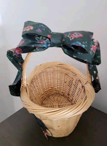Vtg wicker basket - wicker, bow