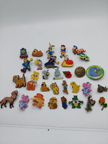 Bundle vintage pin badges - of,