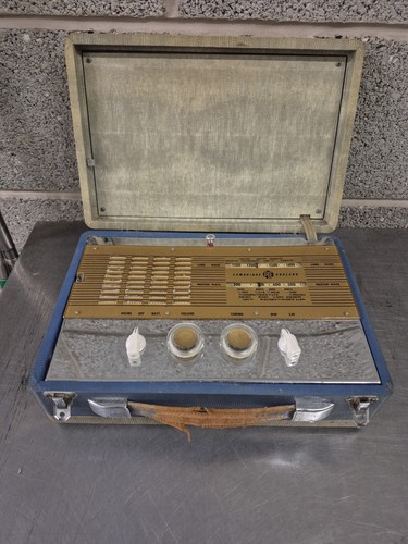 Pye portable valve radio - valve,