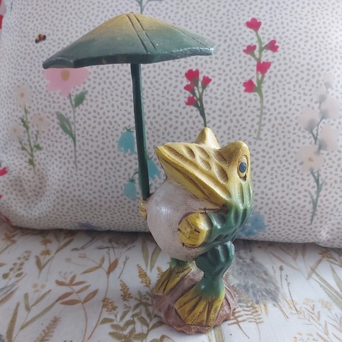 Wooden raintree frog gnome - wooden,