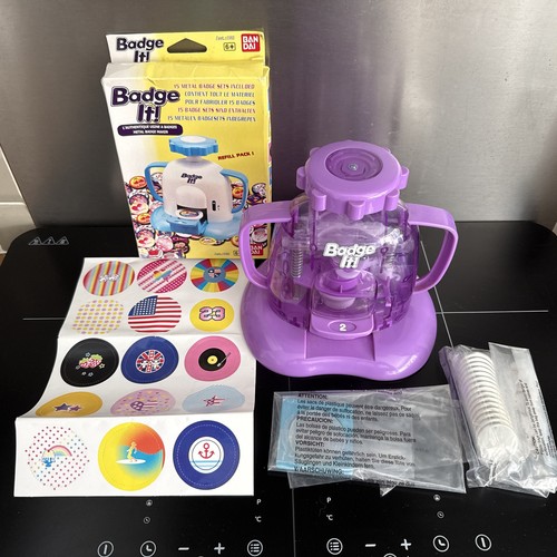 Bandai 2002 badge purple - 2002,