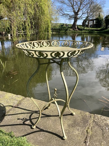 Green metal jardiniere table - green,